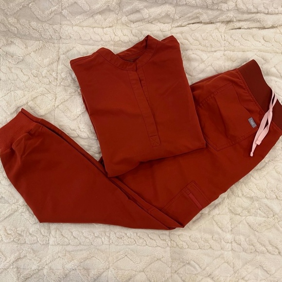 Figs Scrub SET - Terracotta (Zamora Joggers L + Rafaela Top M) - Picture 9 of 9